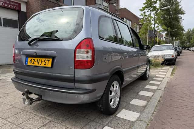 Opel Zafira (2003) thumbnail 4
