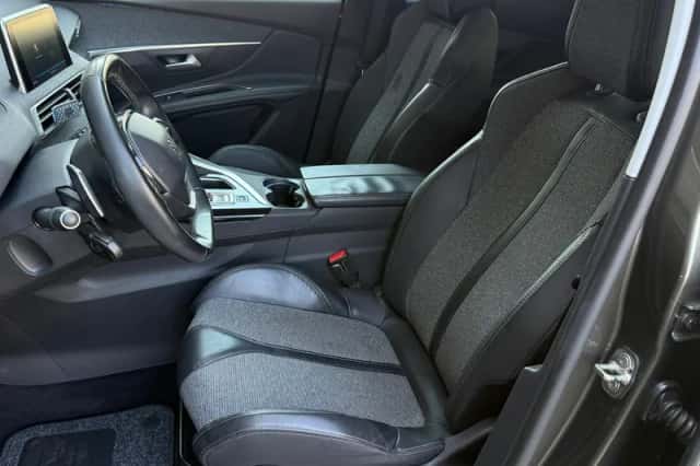 Peugeot 3008 (2017) thumbnail 5