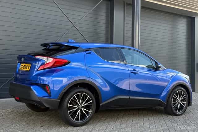 Toyota C-HR (2018) thumbnail 2