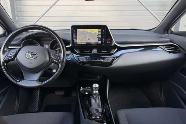 Toyota C-HR (2018) thumbnail 3