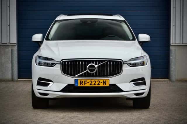 Volvo XC60 (2017) thumbnail 2