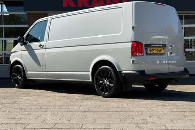 Volkswagen Transporter (2024) thumbnail 3
