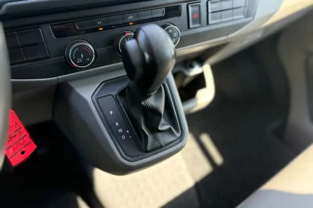 Volkswagen Transporter (2024) thumbnail 2