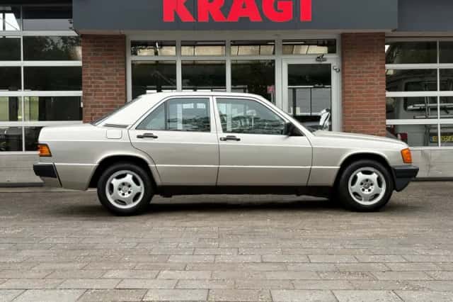 Mercedes-Benz 190-Serie (1985) thumbnail 5