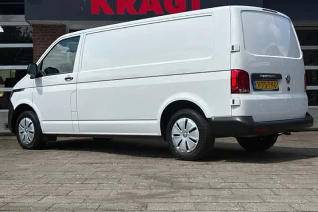 Volkswagen Transporter (2024) thumbnail 3