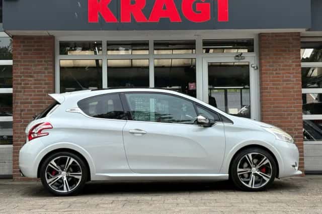 Peugeot 208 (2015) thumbnail 6