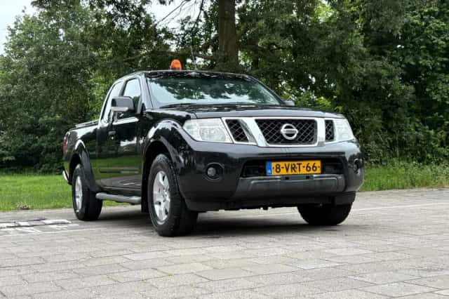 Nissan Navara (2011) thumbnail 2