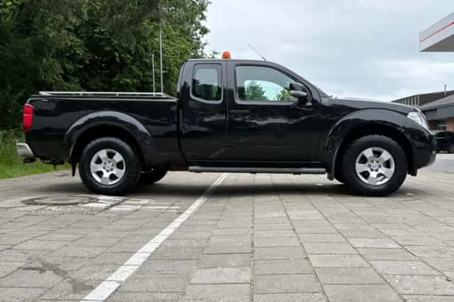 Nissan Navara (2011) thumbnail 3