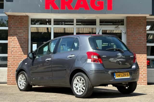 Toyota Yaris (2010) thumbnail 2