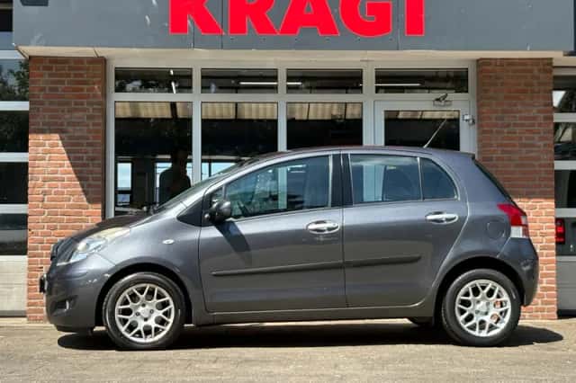 Toyota Yaris (2010) thumbnail 3