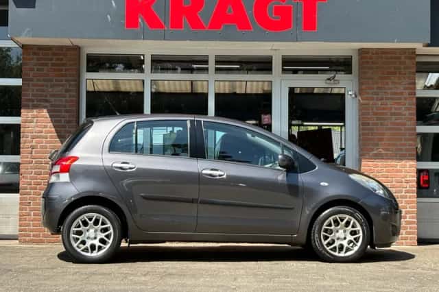 Toyota Yaris (2010) thumbnail 5