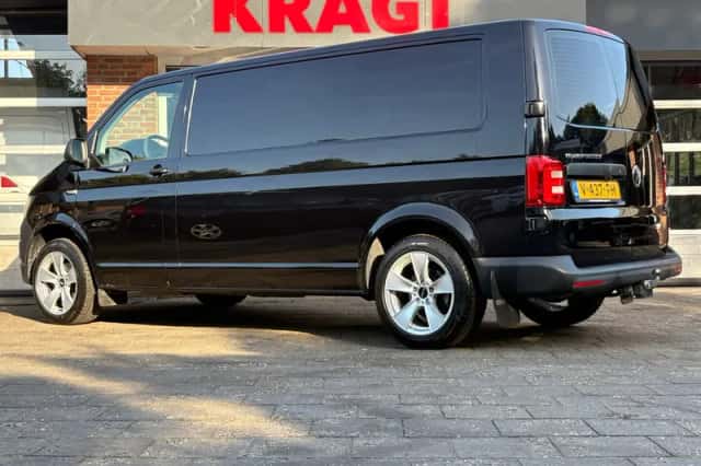 Volkswagen Transporter (2016) thumbnail 3