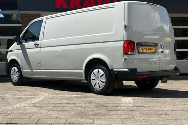 Volkswagen Transporter (2024) thumbnail 3