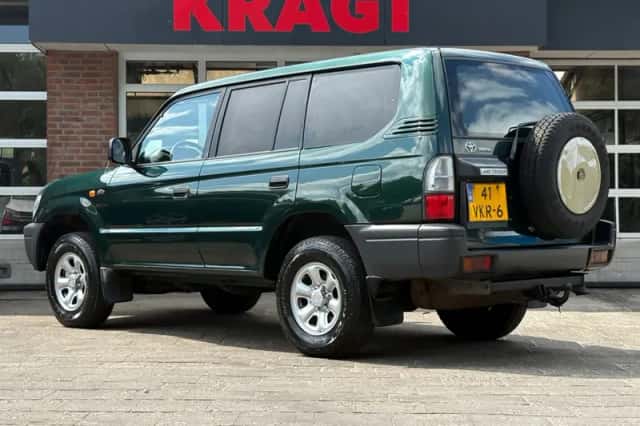 Toyota Land Cruiser (2001) thumbnail 3