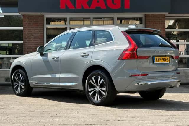 Volvo XC60 (2023) thumbnail 3