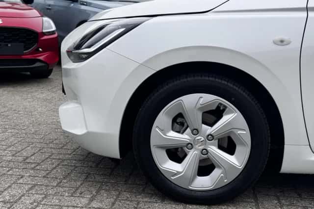 Suzuki Swift (2025) thumbnail 4