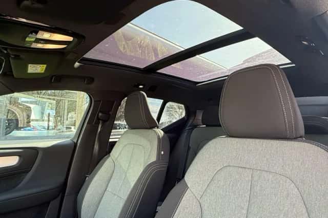 Volvo XC40 (2025) thumbnail 4