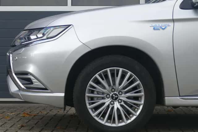 Mitsubishi Outlander (2020) thumbnail 5