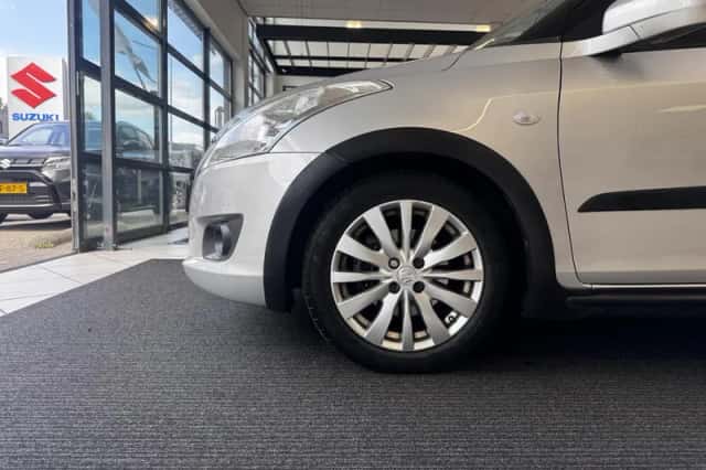 Suzuki Swift (2011) thumbnail 4