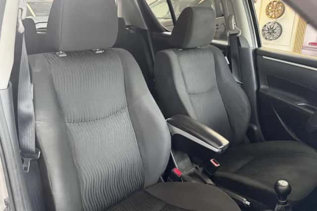 Suzuki Swift (2011) thumbnail 6