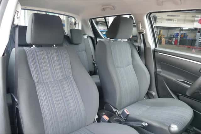 Suzuki Swift (2015) thumbnail 14