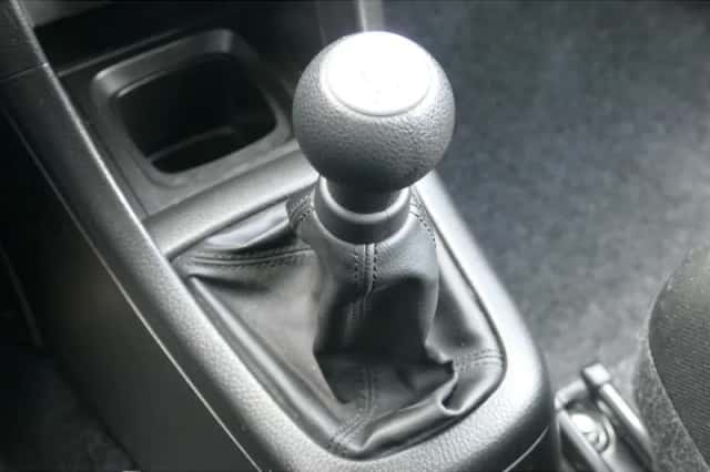 Suzuki Swift (2015) thumbnail 16