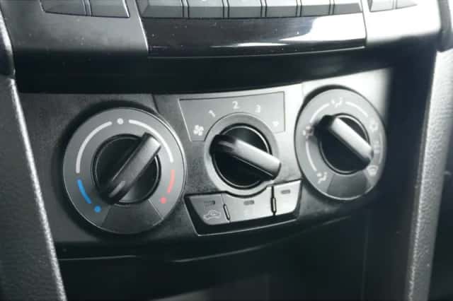 Suzuki Swift (2015) thumbnail 17