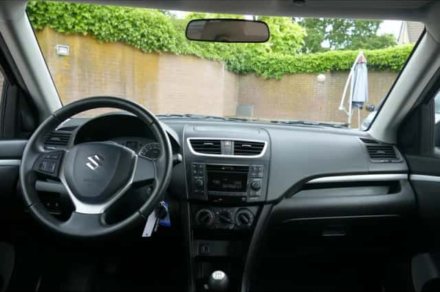 Suzuki Swift (2015) thumbnail 9