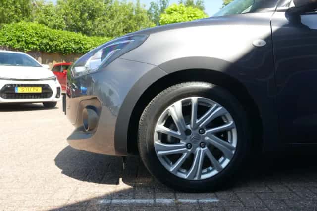 Suzuki Swift (2021) thumbnail 3