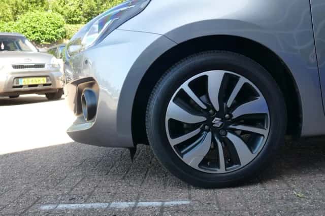 Suzuki Swift (2019) thumbnail 5