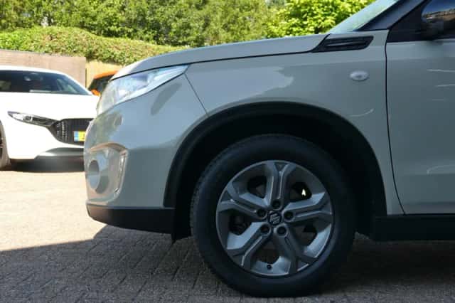 Suzuki Vitara (2015) thumbnail 4