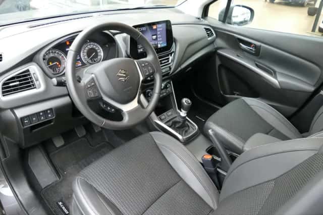 Suzuki S-Cross (2024) thumbnail 4