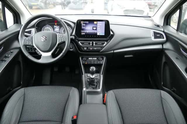 Suzuki S-Cross (2024) thumbnail 5