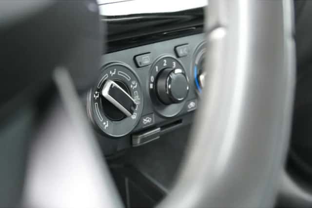 Suzuki Swift (2023) thumbnail 13