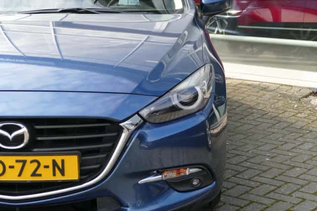 Mazda 3 (2018) thumbnail 2