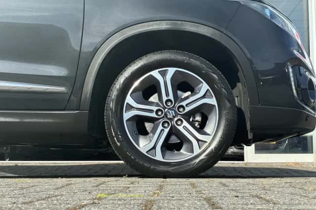 Suzuki Vitara (2015) thumbnail 3