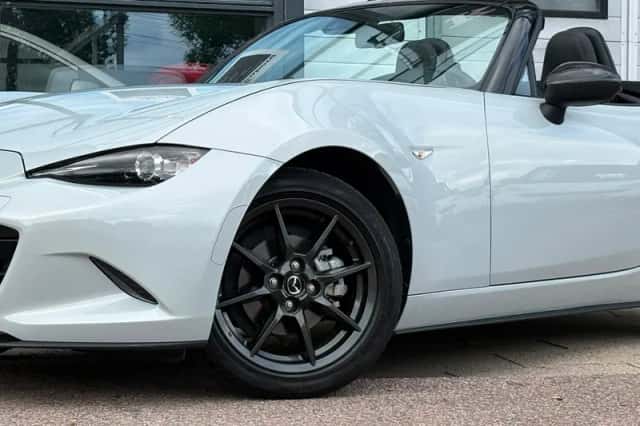 Mazda MX-5 (2015) thumbnail 2