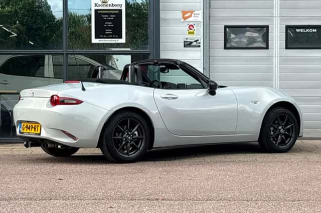 Mazda MX-5 (2015) thumbnail 3