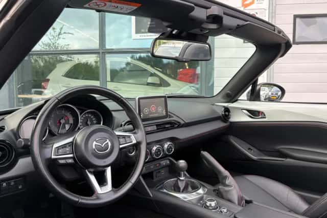 Mazda MX-5 (2015) thumbnail 5