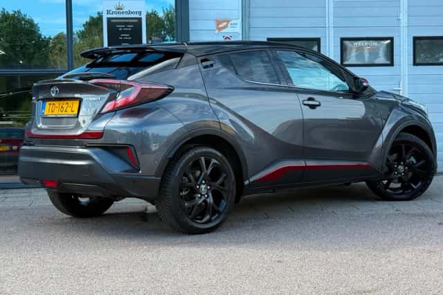 Toyota C-HR (2018) thumbnail 2