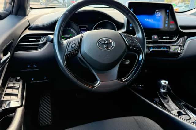 Toyota C-HR (2018) thumbnail 4
