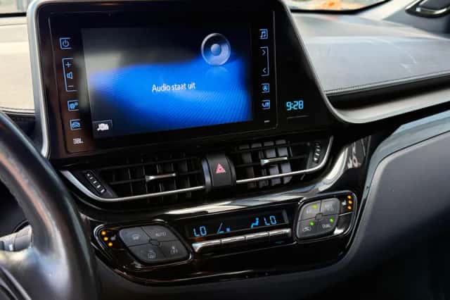 Toyota C-HR (2018) thumbnail 6