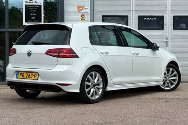 Volkswagen Golf (2016) thumbnail 2