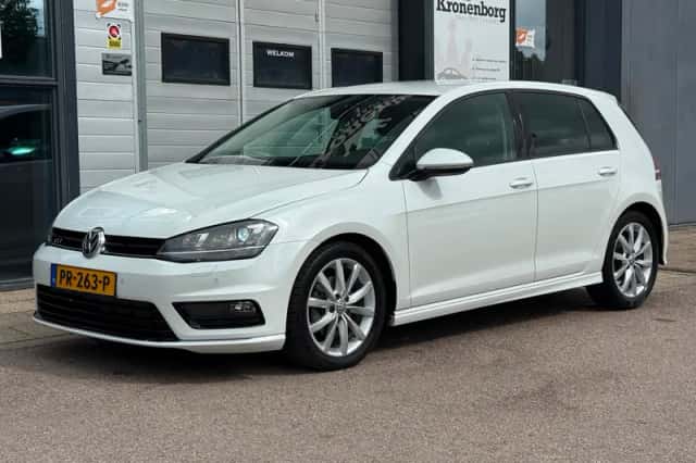 Volkswagen Golf (2016) thumbnail 3