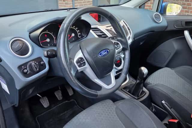 Ford Fiesta (2010) thumbnail 2