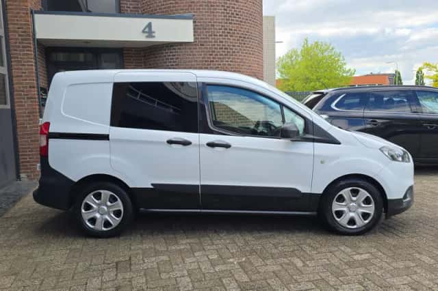 Ford Transit Courier (2018) thumbnail 3