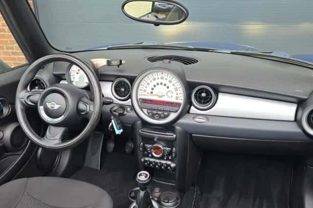 MINI Cabrio (2012) thumbnail 2