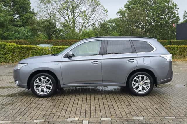 Mitsubishi Outlander (2014) thumbnail 2