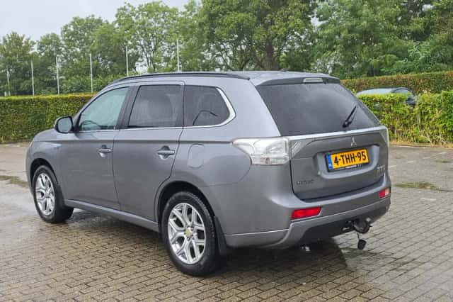 Mitsubishi Outlander (2014) thumbnail 3