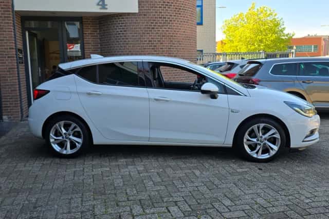 Opel Astra (2016) thumbnail 3